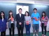 陳梧桐先生頒發獎學金給獲獎同學(2)