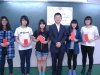 陳梧桐先生頒發獎學金給獲獎同學(4)