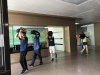 學生做背包護頭部的逃生動作
